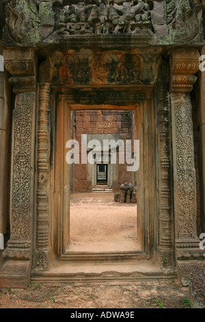 Haunted atmosferica spooky rosso lungo i corridoi di pietra e i telai delle porte a Pre Rup tempio Angkor village Siem Reap Cambogia Asia Foto Stock