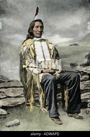 Red Cloud o Mahpiua Luta Oglala Sioux chief in maglietta quillwork 1890s. Colorate a mano fotoincisione Foto Stock