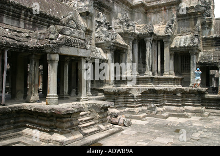 Un turista prende una foto all'interno della principale cortile centrale di Angkor Wat tempio complesso Siem Reap Cambogia Asia Foto Stock