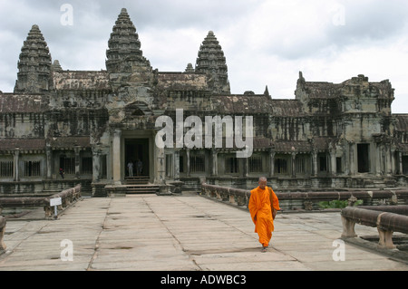 Monaco buddista nel tradizionale luminosa arancione vesti passeggiate fuori di Angkor Wat in Siem Reap Cambogia Asia Foto Stock