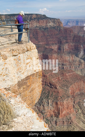 Arizona Parco Nazionale del Grand Canyon North Rim vista dalla finestra degli angeli viewpoint visitatore femmina MR Foto Stock