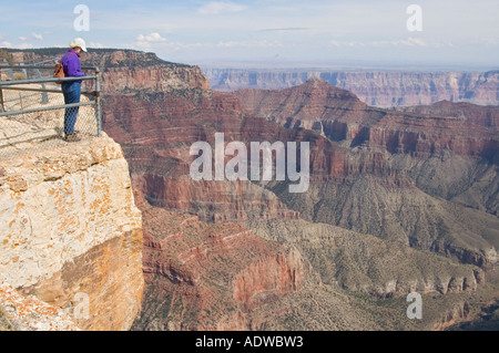 Arizona Parco Nazionale del Grand Canyon North Rim vista dalla finestra degli angeli viewpoint visitatore femmina MR Foto Stock