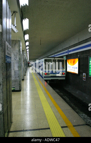 A Pulire la stazione della metropolitana nel centro di Pechino attende pomeriggio pendolari e Rush Hour Pechino Cina Asia Foto Stock