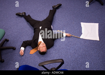 Umorismo office,arrendersi,bandiera bianca ,l'uomo in tuta. Foto Stock