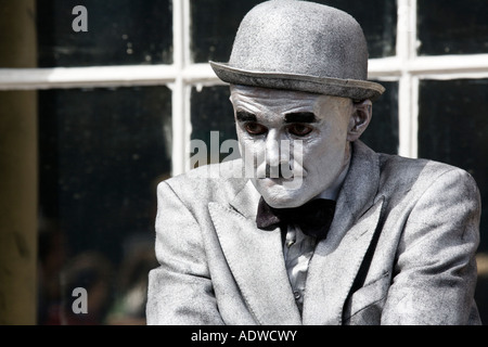 Uomo vestito come un argento Charlie Chaplin statua vivente a Edinburgh Festival Fringe Royal Mile, Scozia. Foto Stock