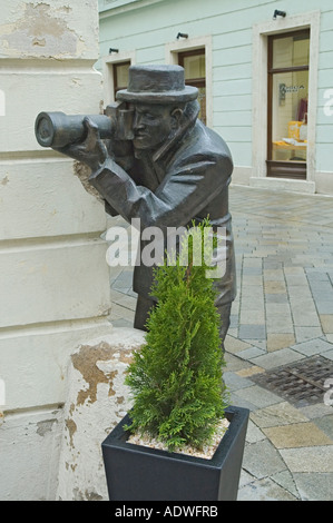 Repubblica Slovacca Bratislava la vita di fotografo dimensioni statua in bronzo paparazzi su Laurinska street Foto Stock