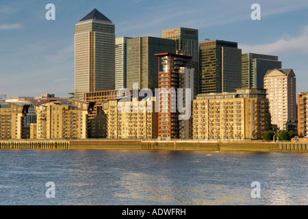 Vista serale attraverso il Tamigi del Canary Wharf di edifici commerciali e oceano Wharf apartments. Foto Stock