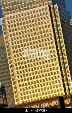 Oblique, serrati shot del lato del Canary Wharf Tower in Docklands Sulla Isle of Dogs a Londra. Foto Stock