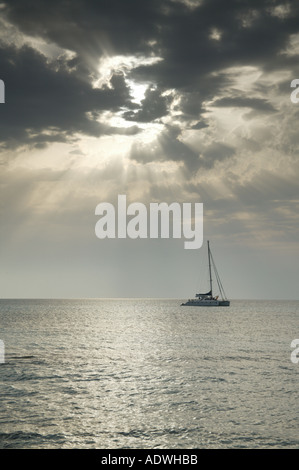 Cloudburst su yacht Formentera vicino a Ibiza Spagna Spain Foto Stock