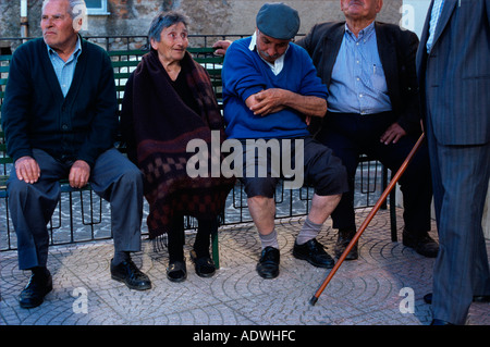 Un gruppo di persone anziane nel centro del villaggio in Gioi Cilento Italia dove le persone sono alcuni dei più a lungo vissuto in Europa Foto Stock