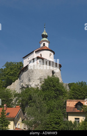 La Slovenia Kamnik il piccolo castello con due piani di cappella romanica Foto Stock