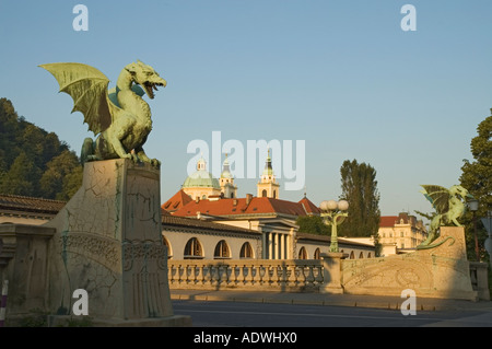 La Slovenia Ljubljana Dragon ponte sopra il fiume Ljubljanica la Cattedrale di San Nicola in background Foto Stock