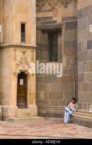 Lettura della ragazza al di fuori del duomo di Santa Elisabetta nel centro di Kosice Slovacchia orientale UE Foto Stock