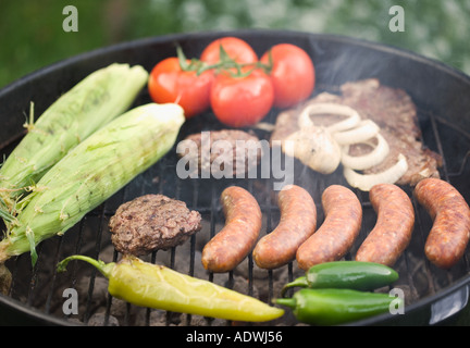 La cottura del cibo su un grill Foto Stock