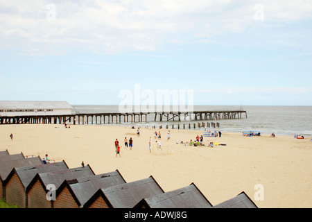 Il vecchio Claremont Pier, Cabine mare e spiaggia a Lowestoft in Suffolk, Inghilterra. Foto Stock