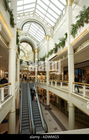Il Galles Cardiff Centre di Queen Street Queens Arcade indoor Shopping Mall Foto Stock