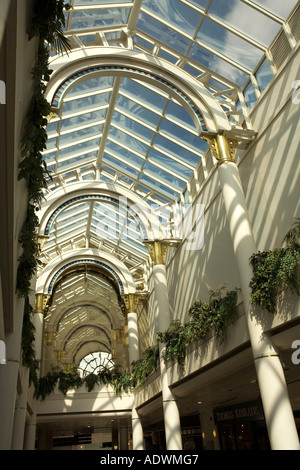 Il Galles Cardiff Centre di Queen Street Queens Arcade indoor Shopping Mall il padiglione vetrato Foto Stock
