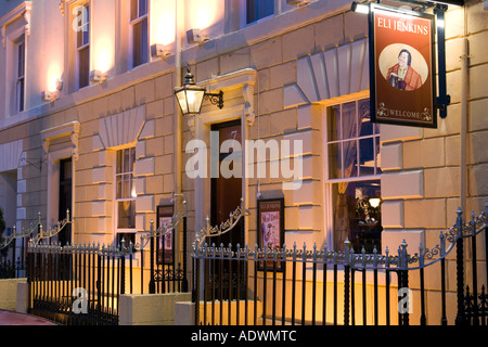 Il Galles Cardiff Bay Eli Jenkins pub di notte ex edificio dock Foto Stock