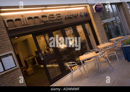 Il Galles Cardiff Cardiff Bay vita notturna Mimosa Café Bar posti a sedere esterni Foto Stock