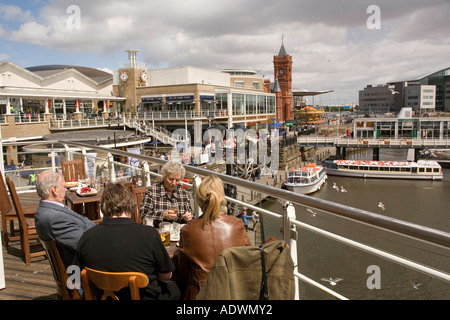 Il Galles Cardiff Bay famiglia mangiare su pub balcone sopra il vaporetto jetty Foto Stock