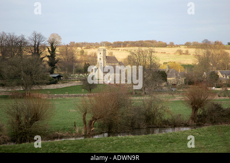 Swinbrook villaggio e chiesa in Cotswolds Oxfordshire England Regno Unito Foto Stock