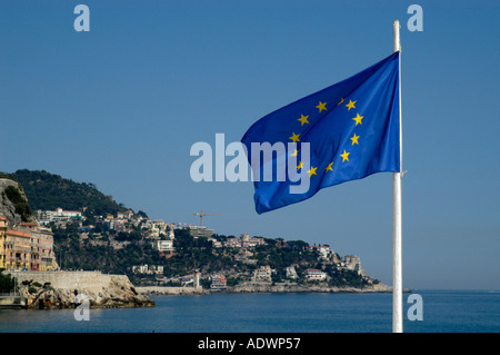 Bandiera UE sulla costa francese, Nizza, Cotes D'azur, nel sud della Francia Foto Stock