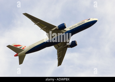 British Airways aerei jet volare lontano da Heathrow London Regno Unito Foto Stock