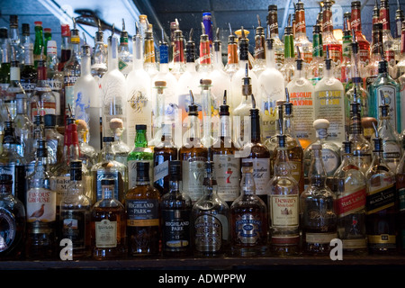 Il whiskey e spirito di bottiglie allineate lungo la barra di Georgetown a Washington DC USA Foto Stock