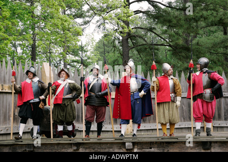 Gli artisti interpreti o esecutori storica in costume in re creato fort coloniale Jamestown Virginia Stati Uniti d'America Foto Stock