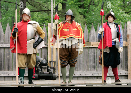 Gli artisti interpreti o esecutori storica in costume in re creato fort coloniale Jamestown Virginia Stati Uniti d'America Foto Stock