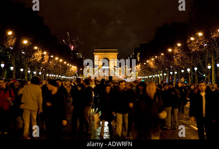 Le persone si radunano per Capodanno celebrazioni a Champs Elysees dall'Arc de Triomphe Paris Francia Foto Stock