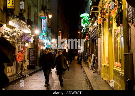 Giovane passeggiata attraverso Rue Gregoire de Tours passato negozi vicino alla Boulevard St Germain Left Bank Parigi Francia Foto Stock