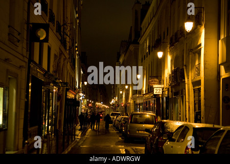 I parigini passeggiare lungo Rue Jacob a Parigi Francia Foto Stock