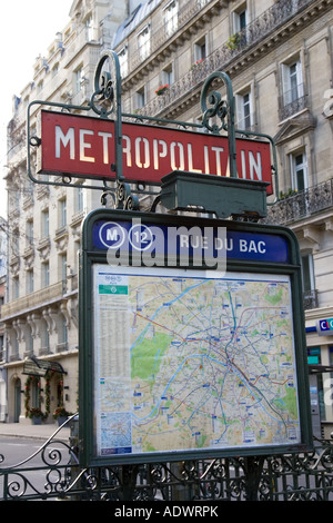 Metropolitana segno e mappa su Rue du Bac Paris Francia Foto Stock