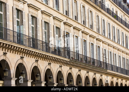 L'architettura parigina in Rue de Rivoli centrale di Parigi Francia Foto Stock