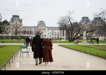 Coppia di anziani nel Jardin des Tuileries dal Museo Louvre galleria d'arte Centro Parigi Francia Foto Stock