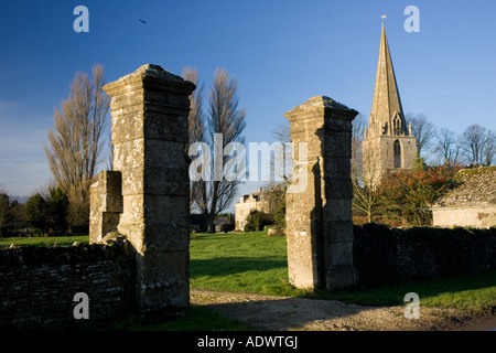 Manor House e di San Pietro e di san Paolo la Chiesa Broadwell Cotswolds Oxfordshire, Regno Unito Foto Stock