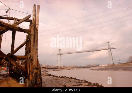 Ormeggi abbandonati vicino al ponticello del trasportatore al porto di Newport South Wales UK Foto Stock