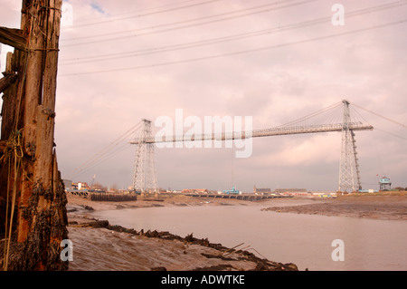 Ormeggi abbandonati vicino al ponticello del trasportatore al porto di Newport South Wales UK Foto Stock