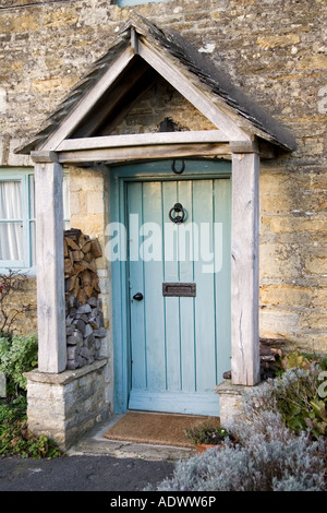 Sportello anteriore e portico di Cotswolds tipici cottage in villaggio in Oxfordshire England Regno Unito Foto Stock