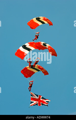 L'Esercito britannico s Red Devils Parachute Visualizzare il team in azione Foto Stock