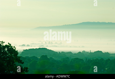 Brandon Hill con inizio mattina nebbia al di sopra della pianura della Severn dalla Malvern Hills Foto Stock