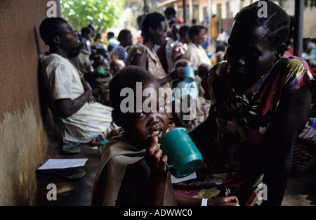 Gli sfollati interni sono il ricovero dall LRA in ospedale di Gulu, in Uganda Foto Stock