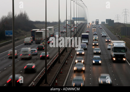 Ora di punta del traffico su autostrada M1 nei pressi di Hertfordshire, Regno Unito Foto Stock