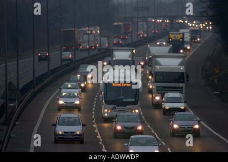 Il traffico in direzione sud sulla autostrada M1 a Northampton Regno Unito Foto Stock