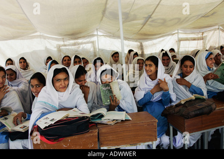 Gli studenti di tutte le femmine Gundi Pira scuola secondaria in zona sismica di Pattika Pakistan Foto Stock