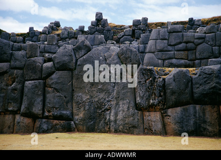 Inca pareti di pietra di Sacsayhuaman al di sopra di Cusco in Perù Sud America Foto Stock