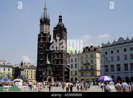 Saint Mary s basilica nella piazza della Città Vecchia di Cracovia in Polonia Foto Stock