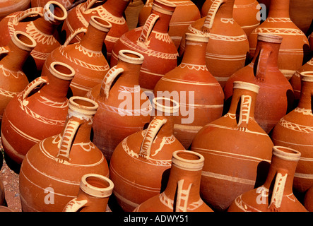 Berber in ceramica, stoviglie, fornitore le spese di vendita e di vasi di terracotta, terracotta ceramiche, vasi di ceramica, a sud di Marrakech, Marocco Foto Stock