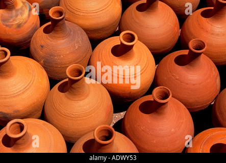 Berber in ceramica, stoviglie, fornitore le spese di vendita e di vasi di terracotta, terracotta ceramiche, vasi di ceramica, a sud di Marrakech, Marocco Foto Stock